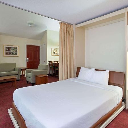Hawthorn Suites By Wyndham Dearborn/Detroit Екстериор снимка