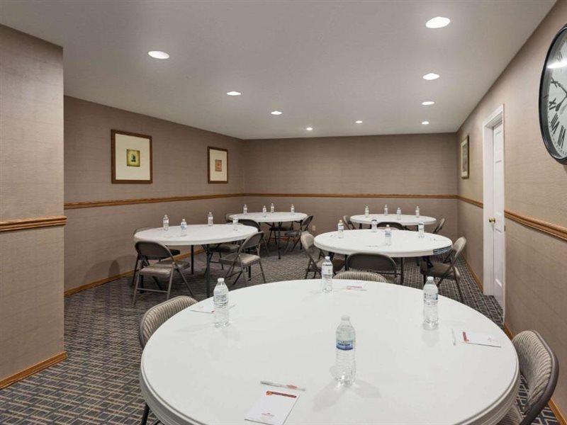 Hawthorn Suites By Wyndham Dearborn/Detroit Екстериор снимка