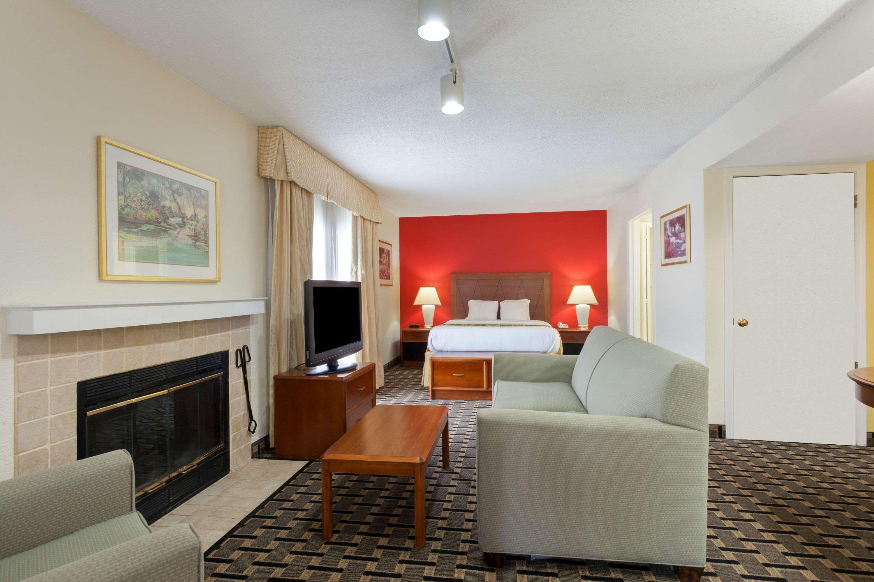 Hawthorn Suites By Wyndham Dearborn/Detroit Екстериор снимка