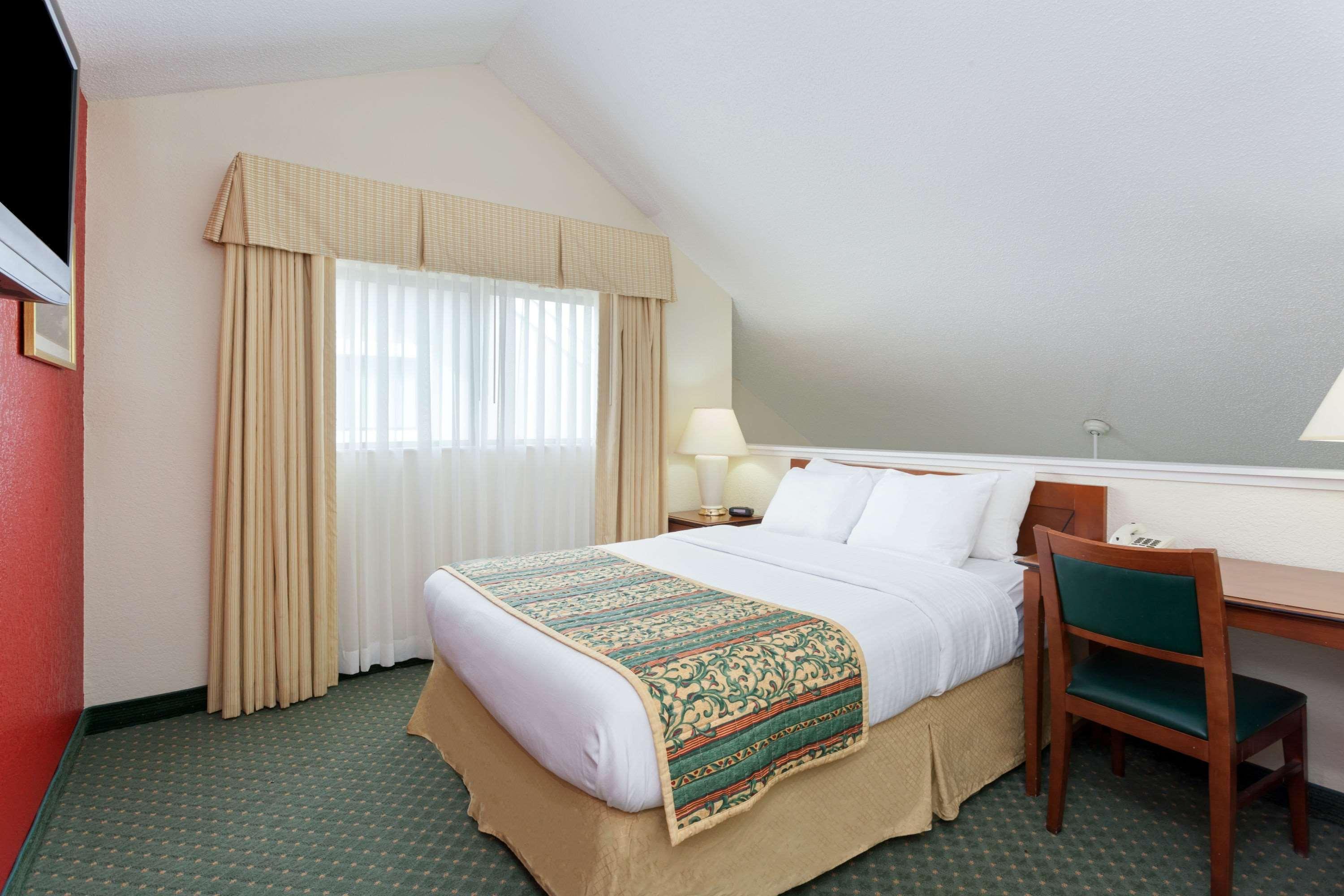 Hawthorn Suites By Wyndham Dearborn/Detroit Екстериор снимка