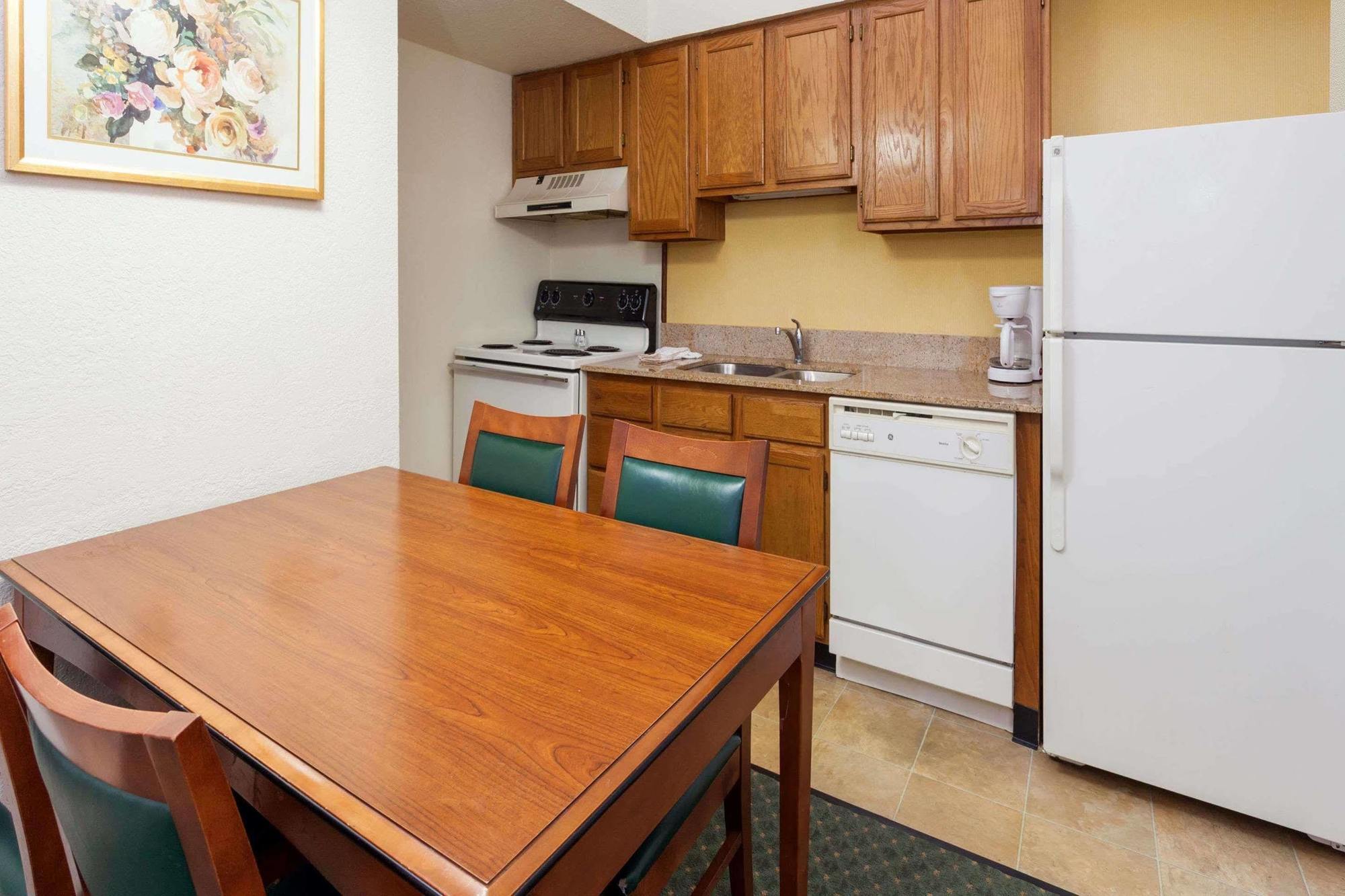 Hawthorn Suites By Wyndham Dearborn/Detroit Екстериор снимка